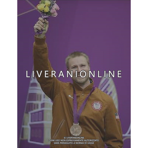 (120806) -- LONDON, Aug. 6, 2012 () -- Bronze medalist Matthew Emmons of the United States poses at awarding ceremony of men\'s 50m rifle 3 positions of shooting at London 2012 Olympic Games, London, Britain, Aug. 6, 2012. Niccolo Campriani of Italy won gold medal and set a new Olympic record with 1278.5 in this event. (/Wang Lili)(zgp) AG ALDO LIVERANI S A S ONLY ITALY