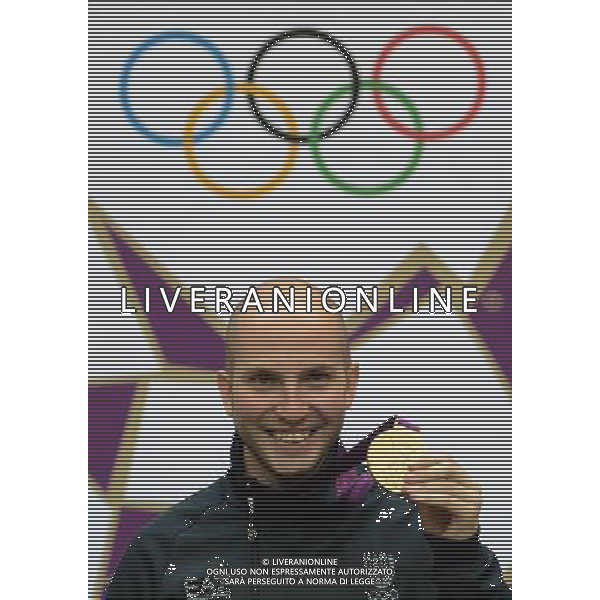 (120806) -- LONDON, Aug. 6, 2012 () -- Niccolo Campriani of Italy poses at awarding ceremony of men\'s 50m rifle 3 positions of shooting at London 2012 Olympic Games, London, Britain, Aug. 6, 2012. Niccolo Campriani of Italy won gold medal and set a new Olympic record with 1278.5 in this event. (/Zeng Yi)(zgp) AG ALDO LIVERANI S A S ONLY ITALY