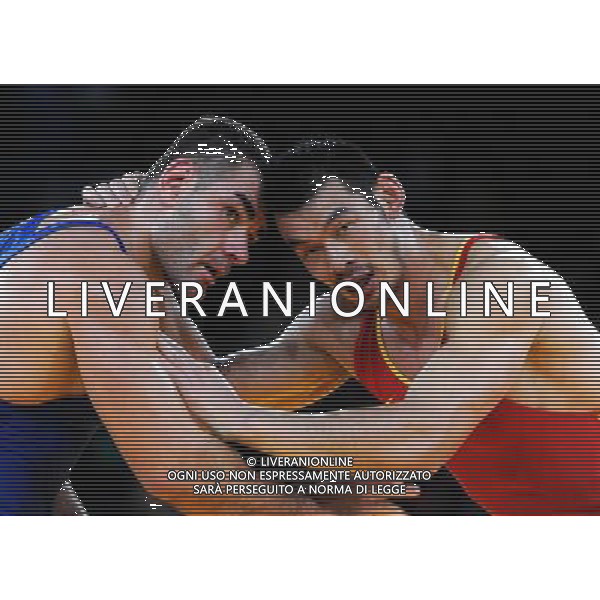 (120806) -- LONDON, Aug. 6, 2012 () -- Liu Deli of China (in red) competes with Mihaly Beak-Bardos of Hungary during men\'s wrestling greco-roman 60kg qualifications contest, at London 2012 Olympic Games in London, Britain, on August 6, 2012. Mihaly Beak-Bardos of Hungary won. (/Li Gang) (nxl) AG ALDO LIVERANI S A S ONLY ITALY