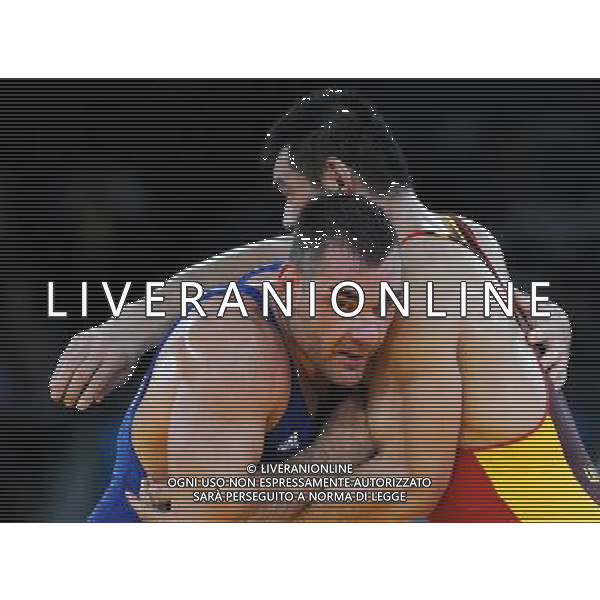 (120806) -- LONDON, Aug. 6, 2012 () -- Liu Deli of China (in red) competes with Mihaly Beak-Bardos of Hungary during men\'s wrestling greco-roman 60kg qualifications contest, at London 2012 Olympic Games in London, Britain, on August 6, 2012. Mihaly Beak-Bardos of Hungary won. (/Li Gang) (nxl) AG ALDO LIVERANI S A S ONLY ITALY