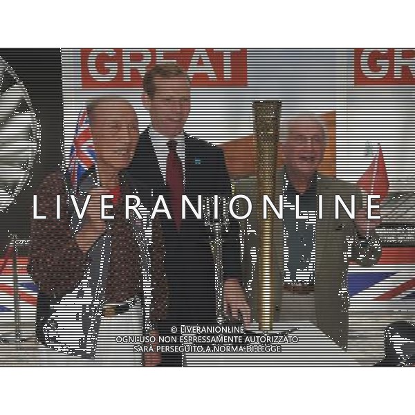 (120806) -- LONDON, Aug. 6, 2012 () -- Chinese 1948 Olympic basketball player Wu Chengzhang (L), British 1948 Olympic basketball player Lionel Price (R), and British Foreign Office Minister Jeremy Browne pose with Olympic torches of 1948 and 2012, in London, Britain, August 6, 2012. British Foreign Office Minister Jeremy Browne met with British 1948 Olympic basketball player Lionel Price and Chinese 1948 Olympic basketball player Wu Chengzhang on Monday. (/Li Rui) (zgp) AG ALDO LIVERANI S A S ONLY ITALY