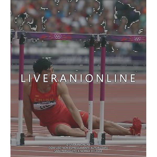 (120807) -- LONDON, Aug. 7, 2012 () -- China\'s Liu Xiang holds his leg after men\'s 110m hurdles heat at London 2012 Olympic Games, London, Britain, Aug. 7, 2012. Liu Xiang tumbled and was disqualified for semifinal.(/Fan Jun)(zgp) AG ALDO LIVERANI S A S ONLY ITALY