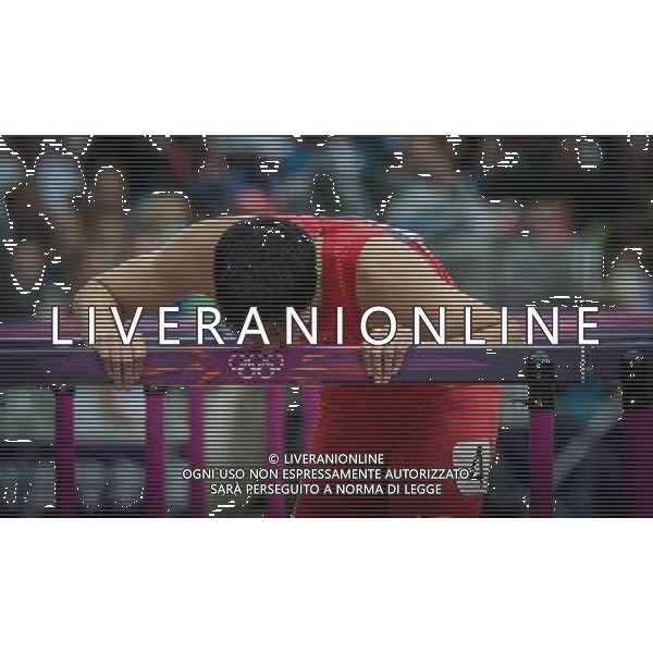(120807) -- LONDON, Aug. 7, 2012 () -- China\'s Liu Xiang kisses a hurdle after men\'s 110m hurdles heat at London 2012 Olympic Games, London, Britain, Aug. 7, 2012. Liu Xiang tumbled and was disqualified for semifinal.(/Yang Lei)(zgp) AG ALDO LIVERANI S A S ONLY ITALY