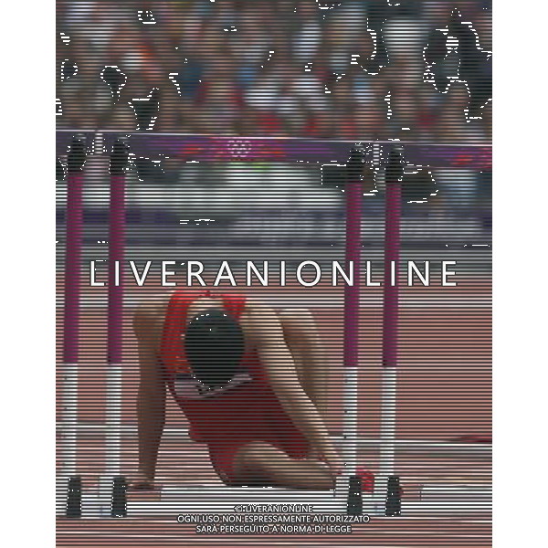 (120807) -- LONDON, Aug. 7, 2012 () -- China\'s Liu Xiang sits on ground after men\'s 110m hurdles heat at London 2012 Olympic Games, London, Britain, Aug. 7, 2012. Liu Xiang tumbled and was disqualified for semifinal.(/Fan Jun)(zgp) AG ALDO LIVERANI S A S ONLY ITALY