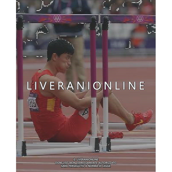 (120807) -- LONDON, Aug. 7, 2012 () -- China\'s Liu Xiang sits on ground after men\'s 110m hurdles heat at London 2012 Olympic Games, London, Britain, Aug. 7, 2012. Liu Xiang tumbled and was disqualified for semifinal.(/Fan Jun)(zgp) AG ALDO LIVERANI S A S ONLY ITALY