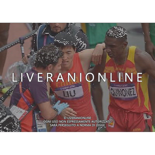 (120807) -- LONDON, Aug. 7, 2012 () -- China\'s Liu Xiang (C) leaves the venue supported by a staff member and a contestant after men\'s 110m hurdles heat at London 2012 Olympic Games, London, Britain, Aug. 7, 2012. Liu Xiang tumbled and was disqualified for semifinal.(/Chen Xiaowei)(zgp) AG ALDO LIVERANI S A S ONLY ITALY