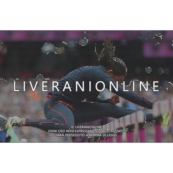 (120807) -- LONDON, Aug. 7, 2012 () -- Jason Richardson of the United States warms up before men\'s 110m hurdles heat at London 2012 Olympic Games, London, Britain, Aug. 7, 2012. Jason Richardson finished the heat with a time of 13.33 seconds and advanced to the semifinal. (/Li Ming) AG ALDO LIVERANI S A S ONLY ITALY