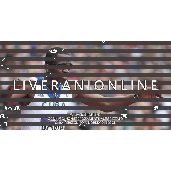 (120807) -- LONDON, Aug. 7, 2012 () -- Dayron Robles of Cuba warms up prior to the men\'s 110m hurdles heat at London 2012 Olympic Games, London, Britain, Aug. 7, 2012. Dayron Robles finished the heat with a time of 13.33 seconds and advanced to the semifinal. (/Chen Xiaowei)(zgp) AG ALDO LIVERANI S A S ONLY ITALY