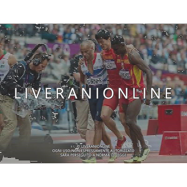 (120807) -- LONDON, Aug. 7, 2012 () -- China\'s Liu Xiang leaves the venue assisted by athletes after men\'s 110m hurdles heat at London 2012 Olympic Games, London, Britain, Aug. 7, 2012. Liu Xiang tumbled and was disqualified for semifinal.(/Yang Lei)(zgp) AG ALDO LIVERANI S A S ONLY ITALY