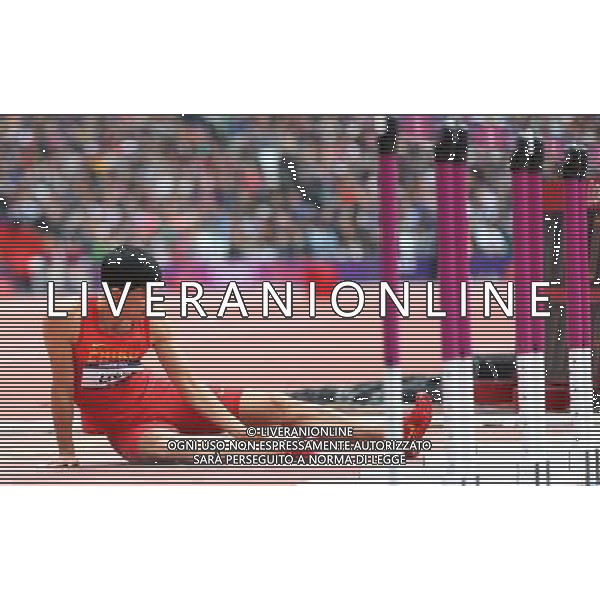 (120807) -- LONDON, Aug. 7, 2012 () -- China\'s Liu Xiang sits on ground after men\'s 110m hurdles heat at London 2012 Olympic Games, London, Britain, Aug. 7, 2012. Liu Xiang tumbled and was disqualified for semifinal.(/Li Ming)(zgp) AG ALDO LIVERANI S A S ONLY ITALY