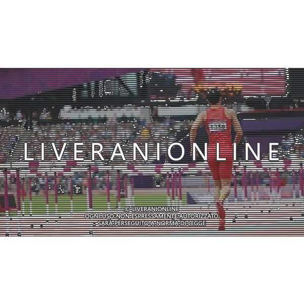 (120807) -- LONDON, Aug. 7, 2012 () -- China\'s Liu Xiang leaves the track after getting injured during men\'s 110m hurdles heat at London 2012 Olympic Games, London, Britain, Aug. 7, 2012. Liu Xiang tumbled and was disqualified for semifinal.(/Li Ming)(zgp) AG ALDO LIVERANI S A S ONLY ITALY
