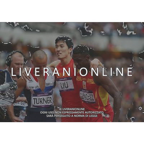 (120807) -- LONDON, Aug. 7, 2012 () -- China\'s Liu Xiang leaves the venue assisted by athletes after men\'s 110m hurdles heat at London 2012 Olympic Games, London, Britain, Aug. 7, 2012. Liu Xiang tumbled and was disqualified for semifinal.(/Liao Yujie)(zgp) AG ALDO LIVERANI S A S ONLY ITALY