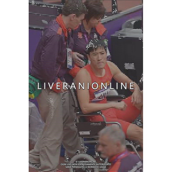 (120807) -- LONDON, Aug. 7, 2012 () -- China\'s Liu Xiang is assisted to a wheelchair after men\'s 110m hurdles heat at London 2012 Olympic Games, London, Britain, Aug. 7, 2012. Liu Xiang tumbled and was disqualified for semifinal.(/Chen Xiaowei)(zgp) AG ALDO LIVERANI S A S ONLY ITALY