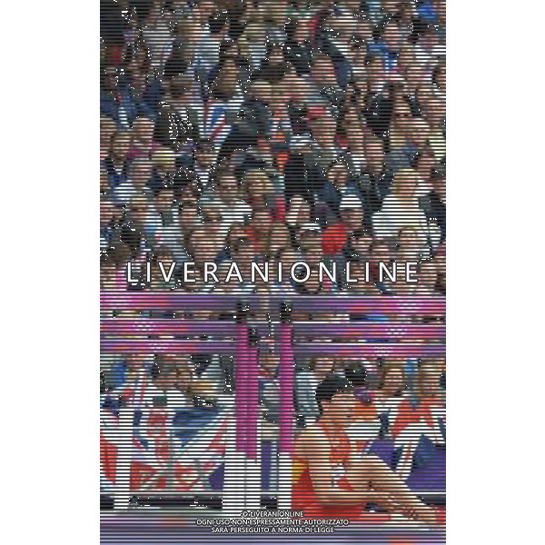 (120807) -- LONDON, Aug. 7, 2012 () -- China\'s Liu Xiang sits on ground after men\'s 110m hurdles heat at London 2012 Olympic Games, London, Britain, Aug. 7, 2012. Liu Xiang tumbled and was disqualified for semifinal.(/Li Gang)(zgp) AG ALDO LIVERANI S A S ONLY ITALY