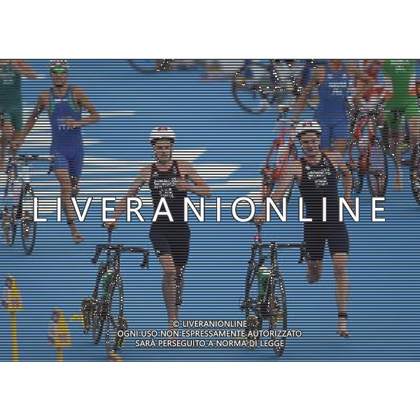 (120807) -- LONDON, Aug. 7, 2012 () -- Alistair Brownlee (R) and Jonathan Brownlee of Britain compete during men\'s triathlon final at London 2012 Olympic Games, London, Britain, Aug. 7, 2012. Alistair Brownlee of Britain won gold medal with 1:46.25. (/Zeng Yi)(zgp) AG ALDO LIVERANI S A S ONLY ITALY