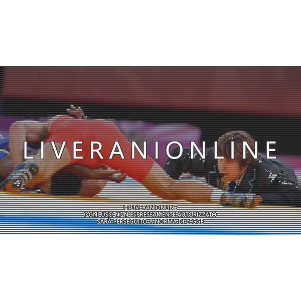 (120807) -- LONDON, Aug. 7, 2012 () -- A female referee presides over a men\'s greco-roman wrestling match, at London 2012 Olympic Games in London, Britain, on August 7, 2012. (/Gesang Dawa) (nxl) AG ALDO LIVERANI S A S ONLY ITALY