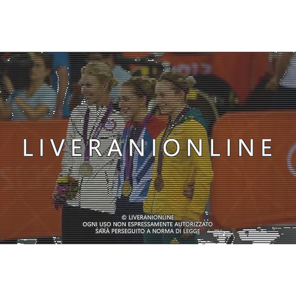 (120807) -- LONDON, Aug. 7, 2012 () -- Gold medalist Laura Trott of Australia (C), silver medalist Sarah Hammer of USA (L) and bronze medalist Annette Edmondson of Australia attend victory ceremony of women\'s Omnium competition of Cycling Track event, at London 2012 Olympic Games in London, Britain, on August 7, 2012. (/Wang Jianhua) (nxl) AG ALDO LIVERANI S A S ONLY ITALY
