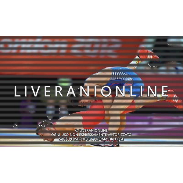 (120807) -- LONDON, Aug. 7, 2012 () -- Kim Hyeonwoo of South Korea (in blue) competes with Tamas Lorincz of Hungary during men\'s wrestling greco-roman 66kg gold medal contest, at London 2012 Olympic Games in London, Britain, on August 7, 2012. Kim Hyeonwoo of South Korea won. (/Gesang Dawa) (nxl) AG ALDO LIVERANI S A S ONLY ITALY