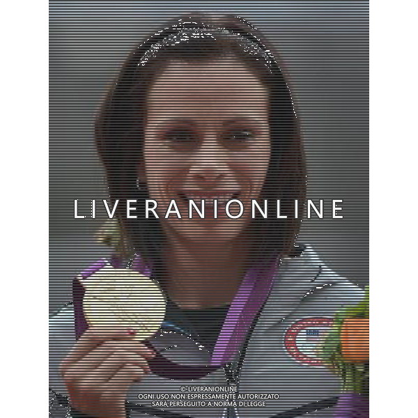 (120807) -- LONDON, Aug. 7, 2012 () -- Gold medalist Jennifer Suhr of USA attends victory ceremony of women\'s pole vault competition, at London 2012 Olympic Games in London, Britain, on August 7, 2012. (/Yang Zongyou) (nxl) AG ALDO LIVERANI S A S ONLY ITALY