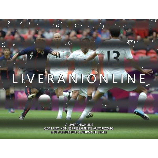 (120807) -- LONDON, Aug. 7, 2012 () -- Players compete during men\'s football semifinal match between Mexico and Japan, at London 2012 Olympic Games in London, Britain, on August 7, 2012. Mexico won 3-1. (/Guo Yong) (nxl) AG ALDO LIVERANI S A S ONLY ITALY