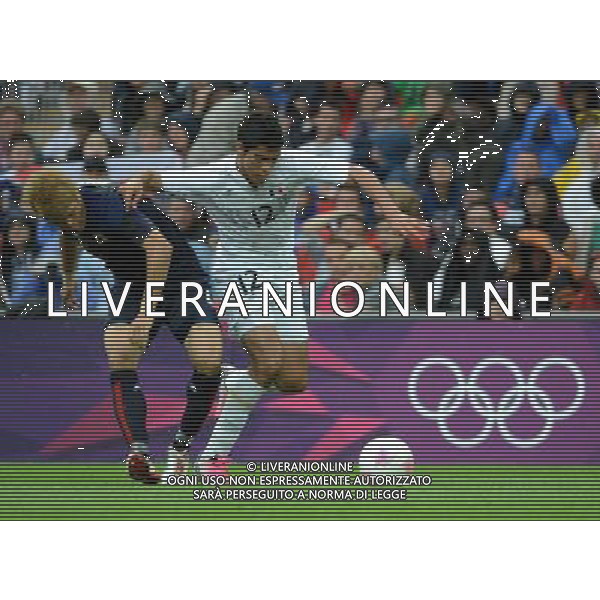 (120807) -- LONDON, Aug. 7, 2012 () -- Players compete during men\'s football semifinal match between Mexico and Japan, at London 2012 Olympic Games in London, Britain, on August 7, 2012. Mexico won 3-1. (/Guo Yong) (nxl) AG ALDO LIVERANI S A S ONLY ITALY