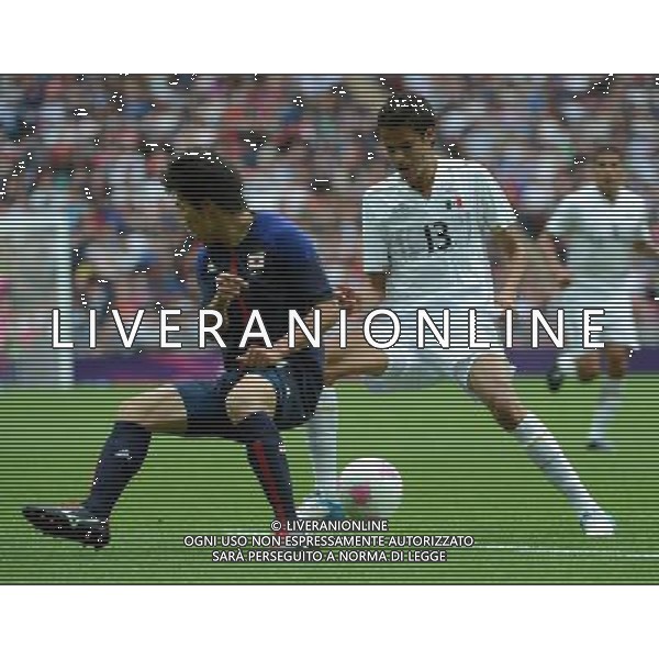 (120807) -- LONDON, Aug. 7, 2012 () -- Players compete during men\'s football semifinal match between Mexico and Japan, at London 2012 Olympic Games in London, Britain, on August 7, 2012. Mexico won 3-1. (/Guo Yong) (nxl) AG ALDO LIVERANI S A S ONLY ITALY