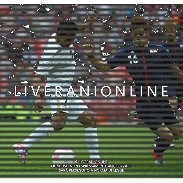 (120807) -- LONDON, Aug. 7, 2012 () -- Javier Cortes of Mexico (in white) competes during men\'s football semifinal match between Mexico and Japan, at London 2012 Olympic Games in London, Britain, on August 7, 2012. Mexico won 3-1. (/Guo Yong) (nxl) AG ALDO LIVERANI S A S ONLY ITALY