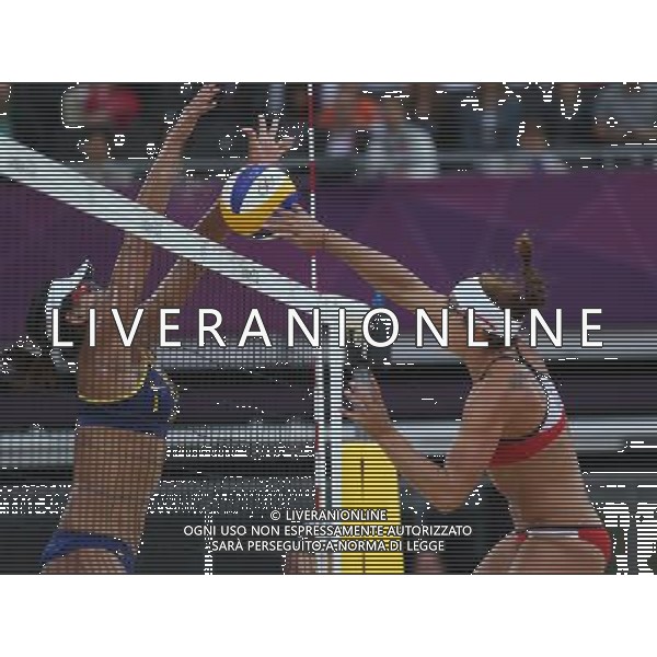 (120807) -- LONDON, Aug. 7, 2012 () -- Xue Chen (L) of China blocks the ball during the women\'s beach volleyball semifinal match against Misty May-Treanor and Kirri Walsh Jennings of the United States at London 2012 Olympic Games, London, Britain, Aug. 7, 2012. The U.S. duet won the match (/Wang Shen) AG ALDO LIVERANI S A S ONLY ITALY