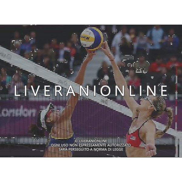 (120807) -- LONDON, Aug. 7, 2012 () -- Xue Chen (L) of China blocks the ball during the women\'s beach volleyball semifinal match against Misty May-Treanor and Kirri Walsh Jennings of the United States at London 2012 Olympic Games, London, Britain, Aug. 7, 2012. The U.S. duet won the match (/Wang Shen) AG ALDO LIVERANI S A S ONLY ITALY