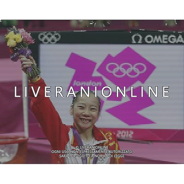 (120807) -- LONDON, Aug. 7, 2012 () -- Deng Linlin of China waves to spectators after awarding ceremony of women\'s beam event of gymnastics artistic, at London 2012 Olympic Games in London, Britain, on August 7, 2012. (/Shen Bohan) (zgp) AG ALDO LIVERANI S A S ONLY ITALY