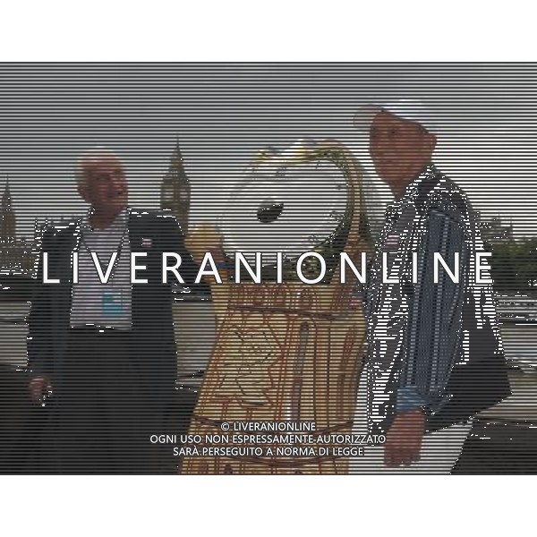 (120805) -- LONDON, Aug. 5, 2012 () -- Wu Chengzhang of China (R) and Lionel Price of Britain pose for a picture with the Olympic mascot Wenlock, beside River Thames in London, on August 5, 2012. Both Wu and Price are basketball players competing in the 1948 Olympic Games. (/Wang Zijiang) (nxl) AG ALDO LIVERANI S A S ONLY ITALY