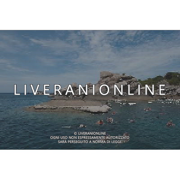 (120807) -- CHONGQING, Aug. 7, 2012 () -- Tourists enjoy snorkeling off Koh Tao in Thailand, July 31, 2012. Tens of thousands of tourists come to Thailand\'s islands to enjoy their summer. (/Liu Chan) (zw) ©photoshot/AGENZIA ALDO LIVERANI SAS - ITALY ONLY - Decine di migliaia di turisti arrivano sulle isole della Thailandia per godersi l\'estate e le ferie estive sulla spiaggia di Koh Samui in Thailandia, 1 AGOSTO 2012.