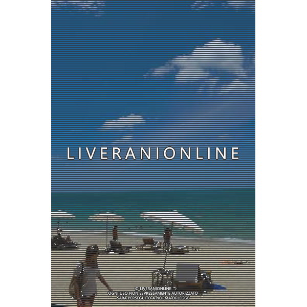 (120807) -- CHONGQING, Aug. 7, 2012 () -- Tourists rest on a beach on Koh Samui in Thailand, Aug. 1, 2012. Tens of thousands of tourists come to Thailand\'s islands to enjoy their summer. (/Liu Chan) (zw) ©photoshot/AGENZIA ALDO LIVERANI SAS - ITALY ONLY - Decine di migliaia di turisti arrivano sulle isole della Thailandia per godersi l\'estate e le ferie estive sulla spiaggia di Koh Samui in Thailandia, 1 AGOSTO 2012.