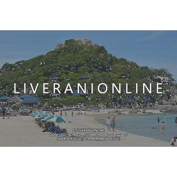 (120807) -- CHONGQING, Aug. 7, 2012 () -- Tourists rest on a beach on Koh Nang Yuan in Thailand, July 31, 2012. Tens of thousands of tourists come to Thailand\'s islands to enjoy their summer. (/Liu Chan) (zw) ©photoshot/AGENZIA ALDO LIVERANI SAS - ITALY ONLY - Decine di migliaia di turisti arrivano sulle isole della Thailandia per godersi l\'estate e le ferie estive sulla spiaggia di Koh Samui in Thailandia, 1 AGOSTO 2012.