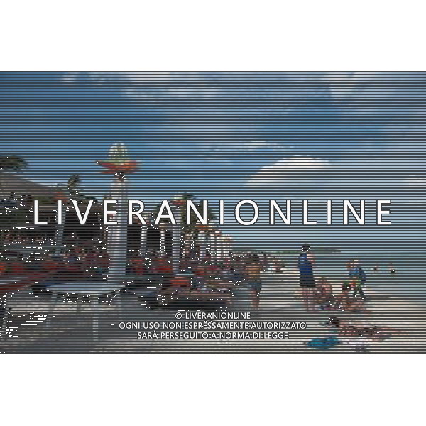 (120807) -- CHONGQING, Aug. 7, 2012 () -- Tourists rest on a beach on Koh Samui in Thailand, July 31, 2012. Tens of thousands of tourists come to Thailand\'s islands to enjoy their summer. (/Liu Chan) (zw) ©photoshot/AGENZIA ALDO LIVERANI SAS - ITALY ONLY - Decine di migliaia di turisti arrivano sulle isole della Thailandia per godersi l\'estate e le ferie estive sulla spiaggia di Koh Samui in Thailandia, 1 AGOSTO 2012.