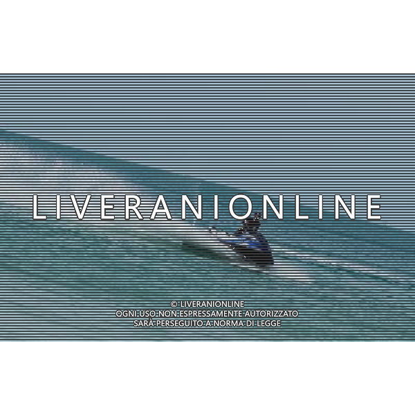 (120807) -- CHONGQING, Aug. 7, 2012 () -- A tourist rides a motorboat off Koh Samui in Thailand, July 31, 2012. Tens of thousands of tourists come to Thailand\'s islands to enjoy their summer. (/Liu Chan) (zw) ©photoshot/AGENZIA ALDO LIVERANI SAS - ITALY ONLY - Decine di migliaia di turisti arrivano sulle isole della Thailandia per godersi l\'estate e le ferie estive sulla spiaggia di Koh Samui in Thailandia, 1 AGOSTO 2012.