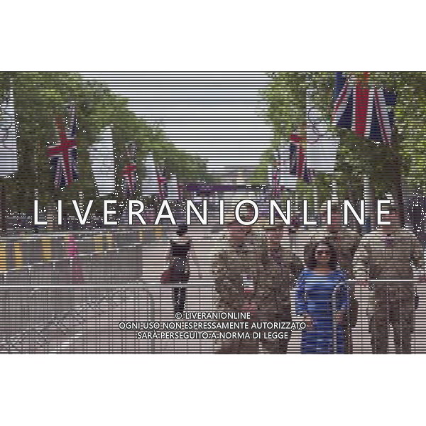 A tourist poses for a photograph with British soldiers on The Mall near the beach volleyball stadium on Horse Guards Parade during the London 2012 Olympic games in London Britain 08 August 2012. /PHOTOSHOT/AG ALDO LIVERANI SAS ITALY ONLY -