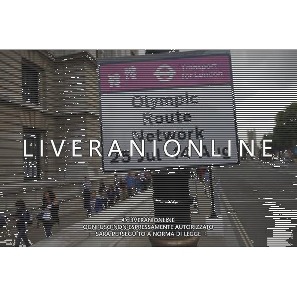 London 2012 Olympic games Olympic Route sing at The Mall in London Britain 08 August 2012. /PHOTOSHOT/AG ALDO LIVERANI SAS ITALY ONLY -