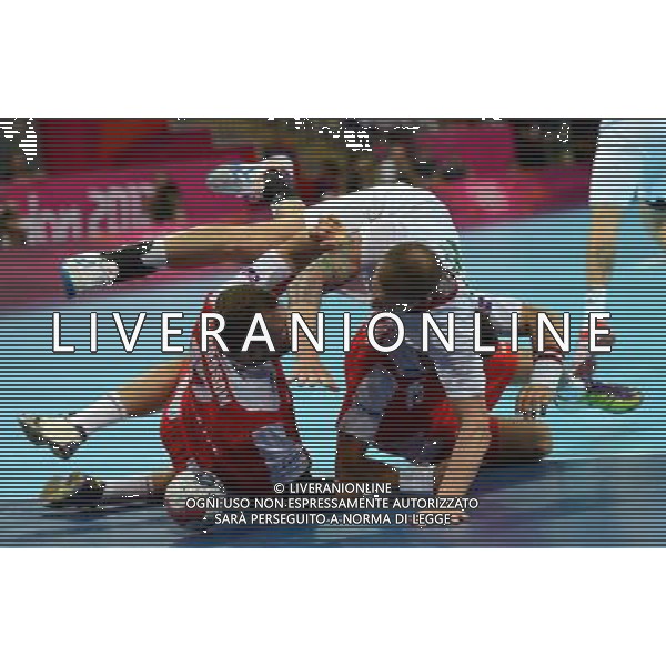 (120808) -- LONDON, Aug. 8, 2012 () -- Szabolcs Zukai of Hungary (up) vies for the ball during the quarterfinal match of men\'s handball against Iceland at London 2012 Olympic Games, London, Britain, Aug. 8, 2012. Hungary won the match 34-33 and advanced to the next round. (/Guo Yong)(zgp) /PHOTOSHOT/AG ALDO LIVERANI SAS ITALY ONLY -