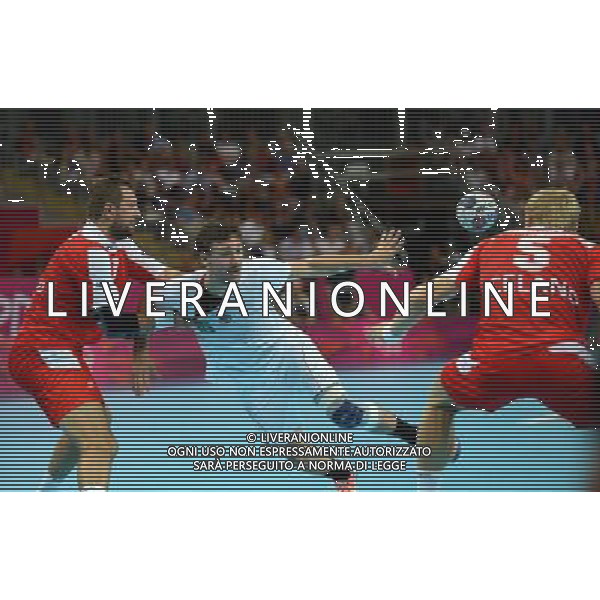 (120808) -- LONDON, Aug. 8, 2012 () -- Mate Lekai of Hungary (C) passes the ball during the quarterfinal match of men\'s handball against Iceland at London 2012 Olympic Games, London, Britain, Aug. 8, 2012. Hungary won the match 34-33 and advanced to the next round. (/Guo Yong)(zgp) /PHOTOSHOT/AG ALDO LIVERANI SAS ITALY ONLY -