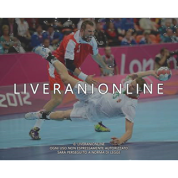 (120808) -- LONDON, Aug. 8, 2012 () -- Szabolcs Zubai of Hungary (R) shoots during the quarterfinal match of men\'s handball against Iceland at London 2012 Olympic Games, London, Britain, Aug. 8, 2012. Hungary won the match 34-33 and advanced to the next round. (/Guo Yong)(zgp) /PHOTOSHOT/AG ALDO LIVERANI SAS ITALY ONLY -