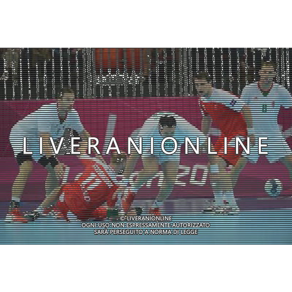 (120808) -- LONDON, Aug. 8, 2012 () -- Timuzsin Schuch of Hungary (R, front) competes with players of Iceland during the quarterfinal match of men\'s handball at London 2012 Olympic Games, London, Britain, Aug. 8, 2012. Hungary won the match 34-33 and advanced to the next round. (/Guo Yong) /PHOTOSHOT/AG ALDO LIVERANI SAS ITALY ONLY -