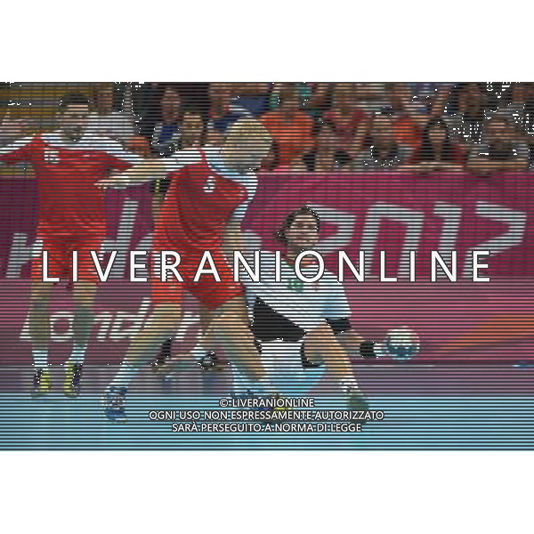 (120808) -- LONDON, Aug. 8, 2012 () -- Laszlo Nagy of Hungary (R) competes with Ingimundur Ingimundarson (C) of Iceland during the quarterfinal match of men\'s handball at London 2012 Olympic Games, London, Britain, Aug. 8, 2012. Hungary won the match 34-33 and advanced to the next round. (/Guo Yong) /PHOTOSHOT/AG ALDO LIVERANI SAS ITALY ONLY -