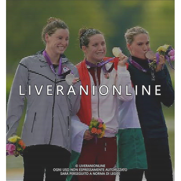 (120809) -- LONDON, Aug. 9, 2012 () -- Gold medalist Eva Risztov (C) of Hungary, silver medalist Haley Anderson (L) of USA, and bronze medalist Martina Grimaldi of Italy pose at awarding ceremony of women\'s 10km marathon at London 2012 Olympic Games, London, Britain, Aug. 9, 2012. (/Chen Xiaowei)(zgp) ©photoshot/AGENZIA ALDO LIVERANI SAS - ITALY ONLY - GIOCHI OLIMPICI, OLIMPIADI LONDRA 2012