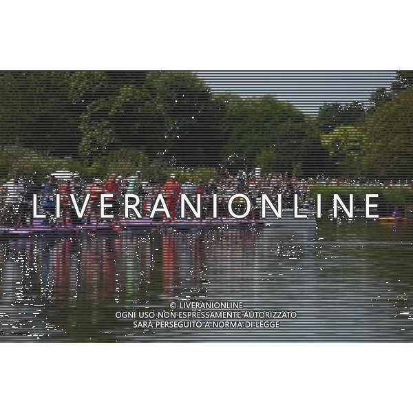 (120809) -- LONDON, Aug. 9, 2012 () -- Workers wait for athletes at the supply zone during women\'s 10km marathon at London 2012 Olympic Games, London, Britain, Aug. 9, 2012. (/Tao Xiyi)(zgp) ©photoshot/AGENZIA ALDO LIVERANI SAS - ITALY ONLY - GIOCHI OLIMPICI, OLIMPIADI LONDRA 2012