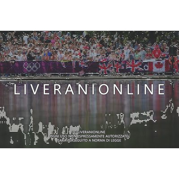 (120809) -- LONDON, Aug. 9, 2012 () -- Spectators wait to watch women\'s 10km marathon at London 2012 Olympic Games, London, Britain, Aug. 9, 2012. Eva Risztov of Hungary won the gold medal with 1:57:38.2. (/Tao Xiyi)(zgp) ©photoshot/AGENZIA ALDO LIVERANI SAS - ITALY ONLY - GIOCHI OLIMPICI, OLIMPIADI LONDRA 2012