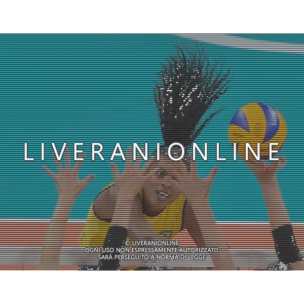(120809) -- LONDON, Aug. 9, 2012 () -- Fernanda Rodrigues of Brazil smashes the ball during the women\'s volleyball semifinal match between Brazil and Japan at London 2012 Olympic Games, London, Britain, Aug. 9, 2012. Brazil won the match 3-0 and advanced to the final. (/Cheng Min) ©photoshot/AGENZIA ALDO LIVERANI SAS - ITALY ONLY - GIOCHI OLIMPICI, OLIMPIADI LONDRA 2012
