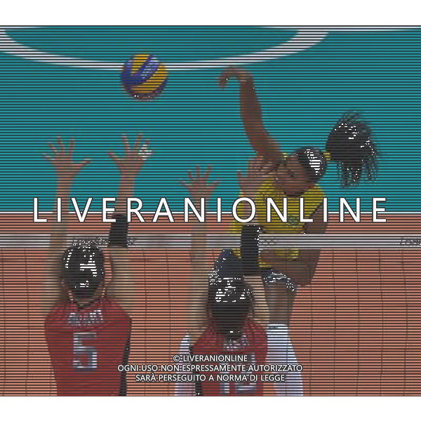 (120809) -- LONDON, Aug. 9, 2012 () -- Fernanda Rodrigues of Brazil (R) smashes the ball during the women\'s volleyball semifinal match between Brazil and Japan at London 2012 Olympic Games, London, Britain, Aug. 9, 2012. Brazil won the match 3-0 and advanced to the final. (/Cheng Min) ©photoshot/AGENZIA ALDO LIVERANI SAS - ITALY ONLY - GIOCHI OLIMPICI, OLIMPIADI LONDRA 2012