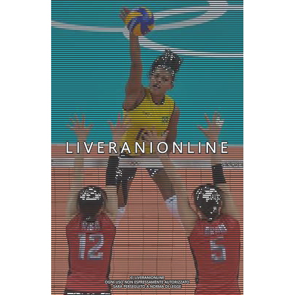 (120809) -- LONDON, Aug. 9, 2012 () -- Fernanda Rodrigues of Brazil smashes the ball during the women\'s volleyball semifinal match between Brazil and Japan at London 2012 Olympic Games, London, Britain, Aug. 9, 2012. Brazil won the match 3-0 and advanced to the final. (/Cheng Min) ©photoshot/AGENZIA ALDO LIVERANI SAS - ITALY ONLY - GIOCHI OLIMPICI, OLIMPIADI LONDRA 2012