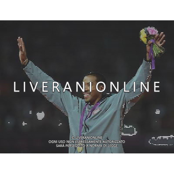 (120809) -- LONDON, Aug. 9, 2012 () -- Gold medalist Christian Taylor of USA poses at awarding ceremony of men\'s triple jump, at London 2012 Olympic Games, London, Britain, Aug. 9, 2012. Christian Taylor and Will Claye of USA won gold and silver medal in this event. (/Yang Zongyou)(zgp) ©photoshot/AGENZIA ALDO LIVERANI SAS - ITALY ONLY - GIOCHI OLIMPICI, OLIMPIADI LONDRA 2012